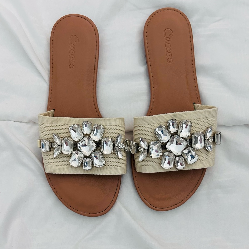 Elegant Cream Sandals with Crystal Embellishments
